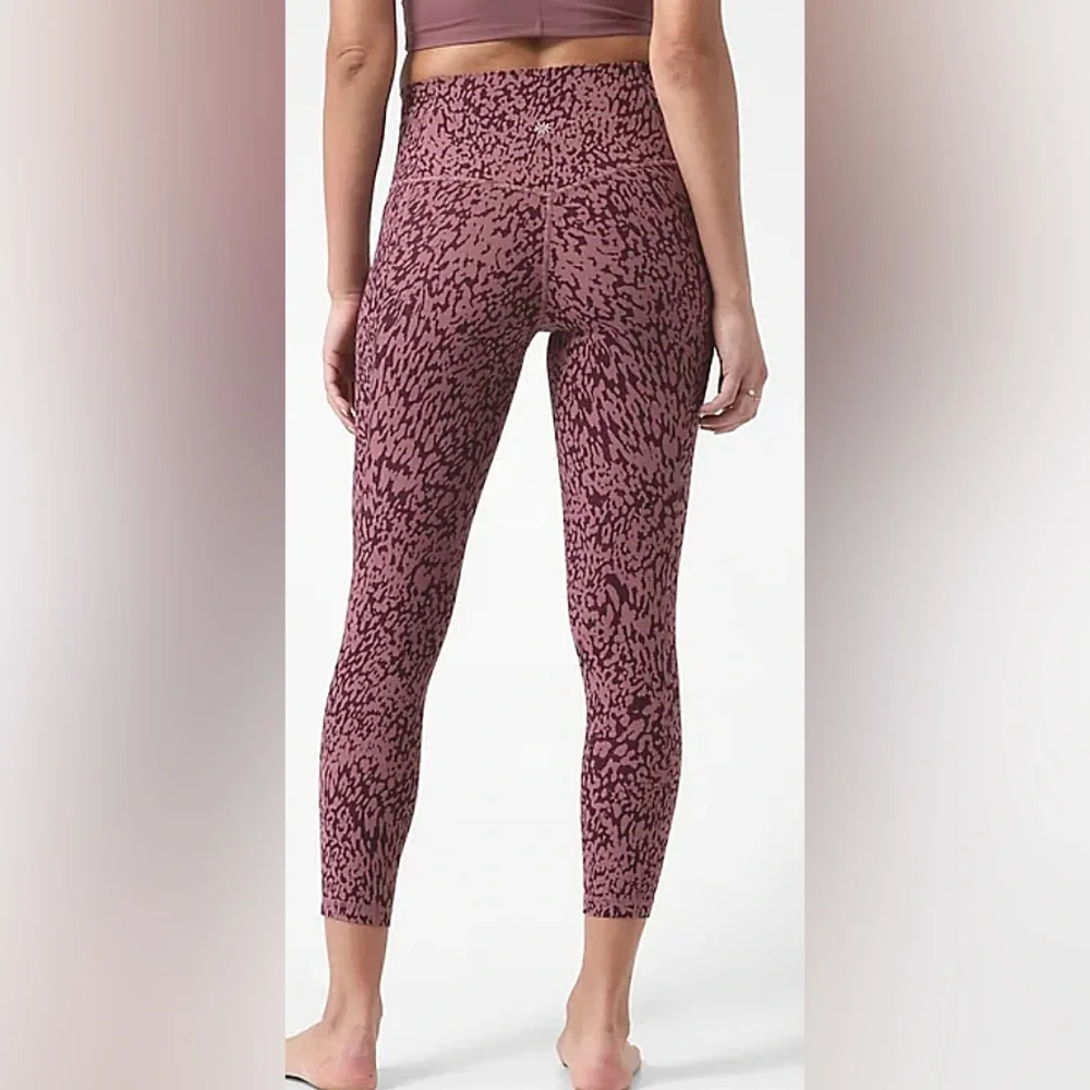 Athleta Salutation Stash Pocket II 7/8th Printed Tights in Mauve, size XS